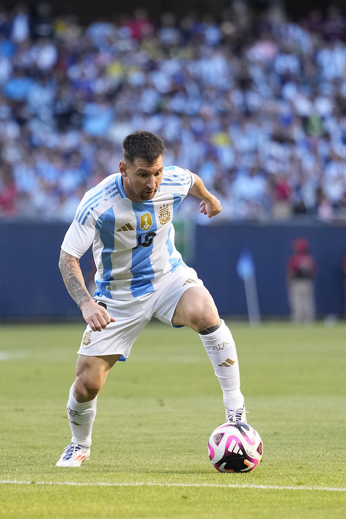 U22国家队走进成都实验小学西区分校，黄博文、于大宝等人与师生互动（U22国足走进成都实验小学西区，黄博文、于大宝等与师生面对面交流）