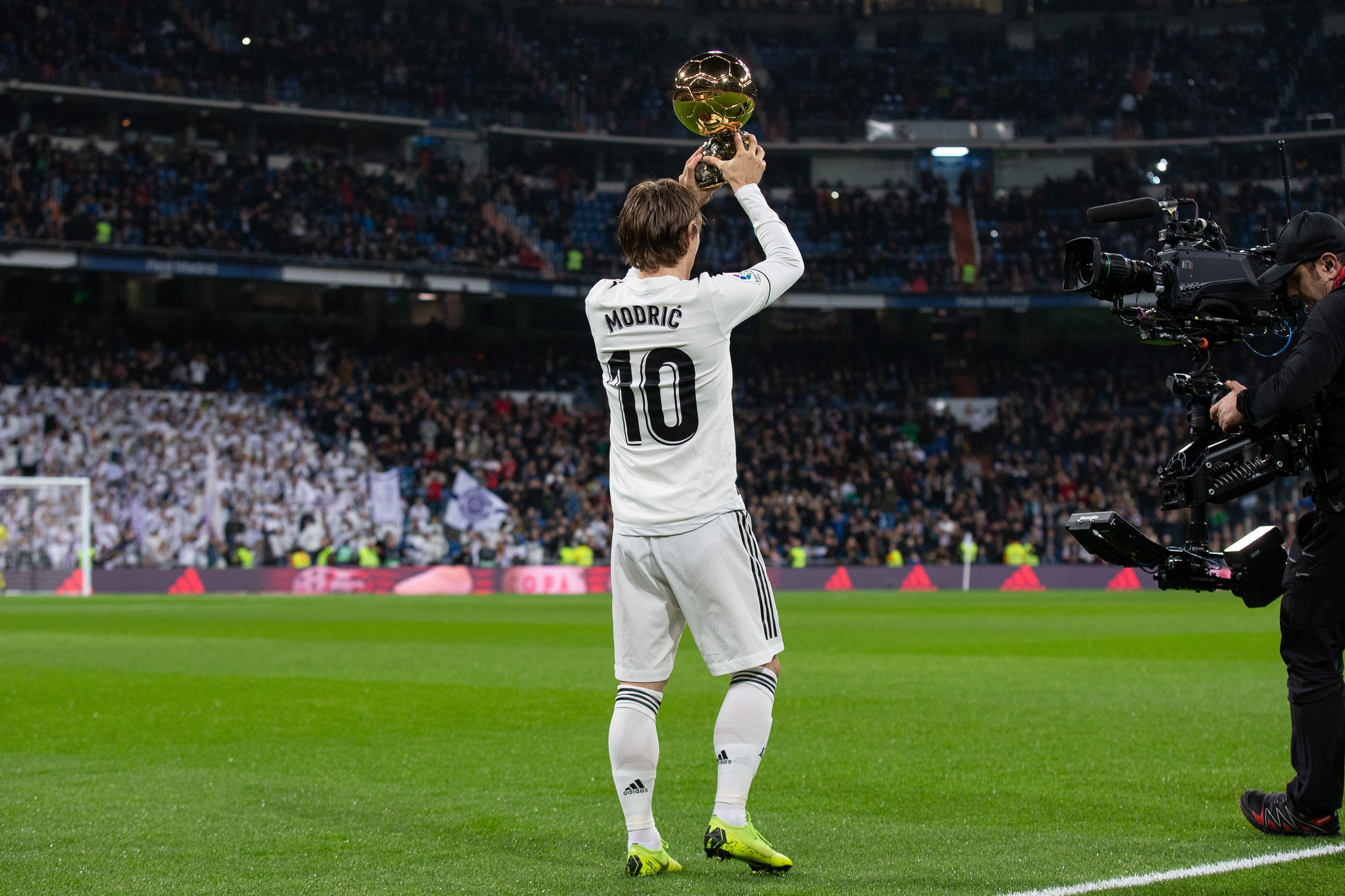 以全新视角回顾AC米兰对阵罗马的比赛📽️🔴⚫（从不同角度重温AC米兰与罗马的较量📽️🔴⚫）