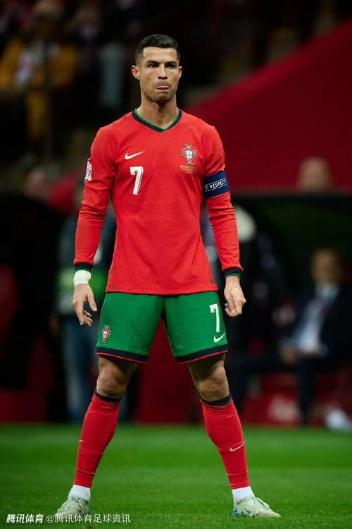 德转评年度最佳阵容：姆巴佩、亚马尔领衔，巴黎3人入选（德转年度最佳阵容出炉：姆巴佩、亚马尔领衔，巴黎三将上榜）