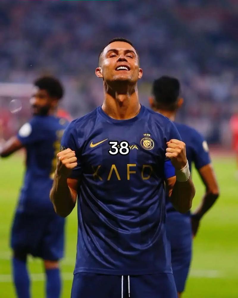 半场战报：尤文2-1卡利亚里，伊尔迪兹双响，弗拉霍维奇伤退（半场速递：尤文2-1领先卡利亚里，伊尔迪兹梅开二度，弗拉霍维奇因伤离场）